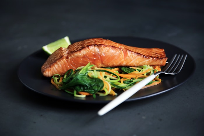 Łosoś — tłusta ryba, źródło kwasów tłuszczowych omega-3